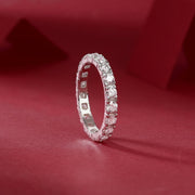 Éternelle Majesté Moissanite Band on a red fabric background